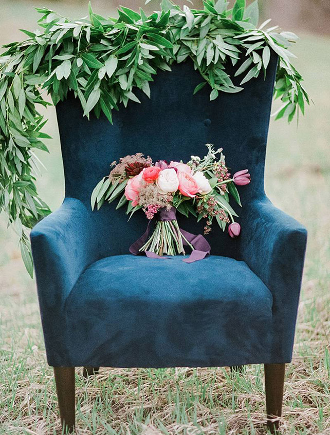 Must have свадебной фотосессии 2015: букет невесты на винтажном кресле - The-wedding.ru