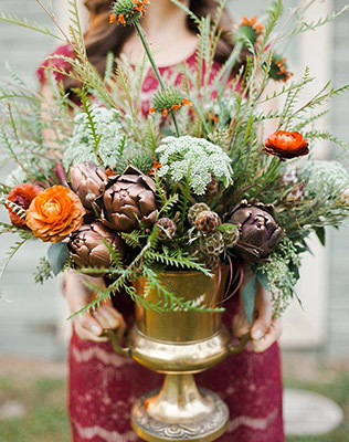 Букет в железной вазе в руках невесты - must have свадебной фотосессии 2015 - The-wedding.ru