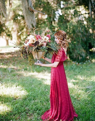 Букет в железной вазе в руках невесты - must have свадебной фотосессии 2015 - The-wedding.ru