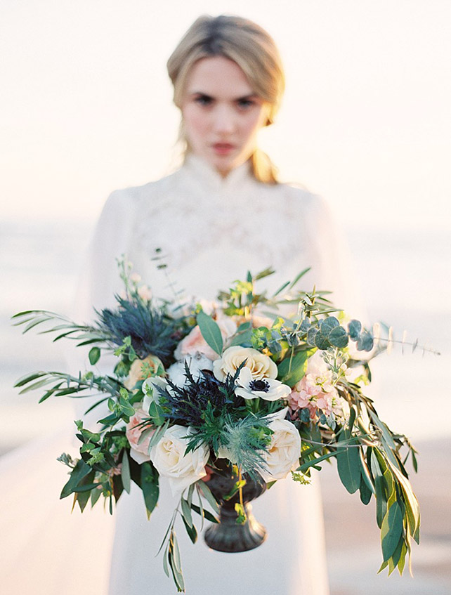 Букет в железной вазе в руках невесты - must have свадебной фотосессии 2015 - The-wedding.ru