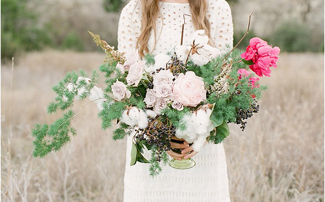 Букет в железной вазе в руках невесты - must have свадебной фотосессии 2015 - The-wedding.ru