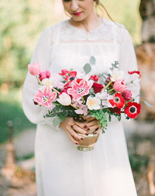 Букет в железной вазе в руках невесты - must have свадебной фотосессии 2015 - The-wedding.ru