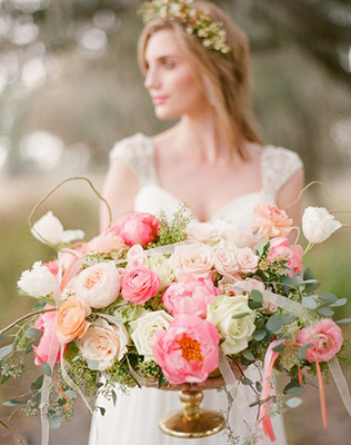 Букет в железной вазе в руках невесты - must have свадебной фотосессии 2015 - The-wedding.ru