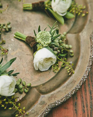 Бутоньерки жениха и жрузей жениха разложены на подносе - must have свадебной фотосессии 2015 - The-wedding.ru