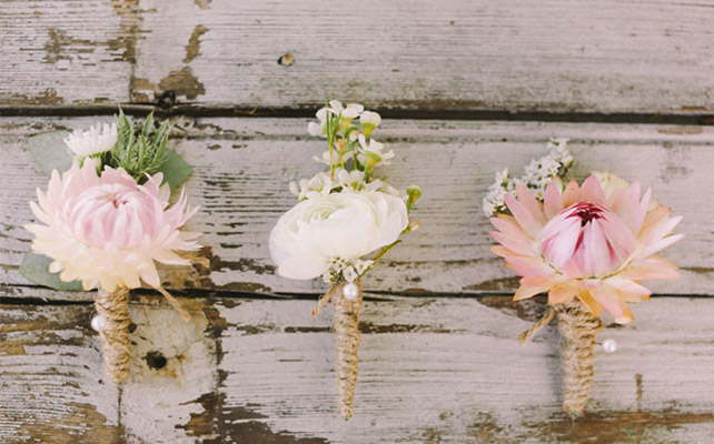 Бутоньерки жениха и жрузей жениха разложены на подносе - must have свадебной фотосессии 2015 - The-wedding.ru