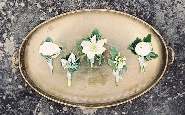 Бутоньерки жениха и жрузей жениха разложены на подносе - must have свадебной фотосессии 2015 - The-wedding.ru