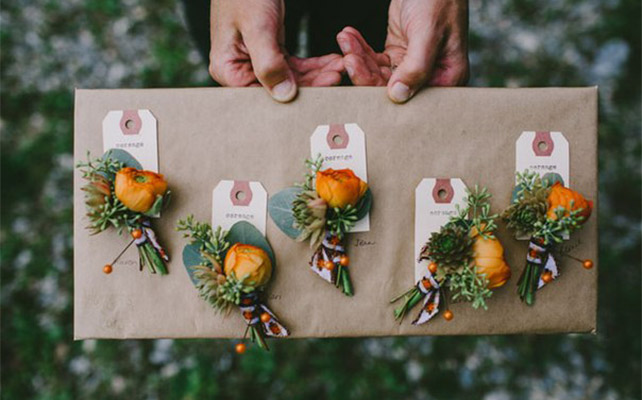 Бутоньерки жениха и жрузей жениха разложены на подносе - must have свадебной фотосессии 2015 - The-wedding.ru