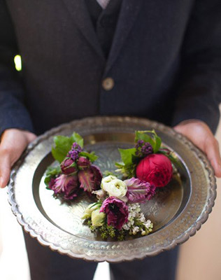 Бутоньерки жениха и жрузей жениха разложены на подносе - must have свадебной фотосессии 2015 - The-wedding.ru