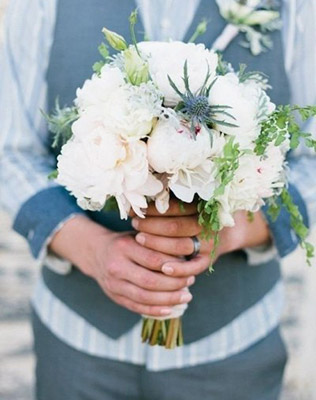 Букет невесты в руках жениха - must have свадебной фотосессии 2015 - The-wedding.ru