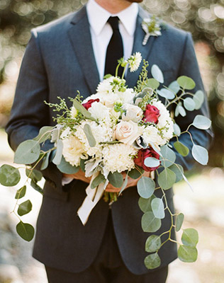 Букет невесты в руках жениха - must have свадебной фотосессии 2015 - The-wedding.ru