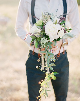 Букет невесты в руках жениха - must have свадебной фотосессии 2015 - The-wedding.ru