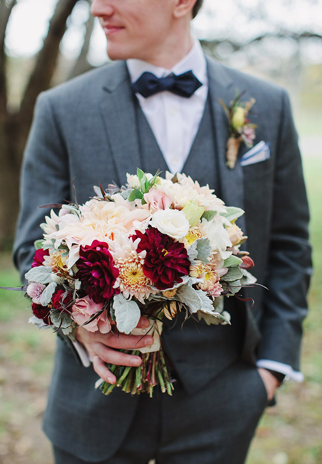 Букет невесты в руках жениха - must have свадебной фотосессии 2015 - The-wedding.ru