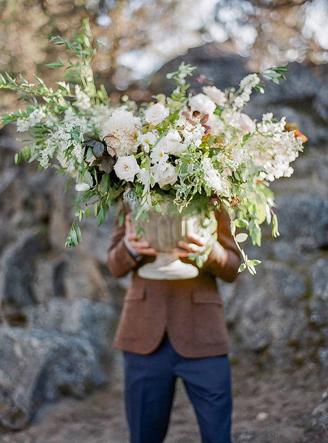 Букет невесты в руках жениха - must have свадебной фотосессии 2015 - The-wedding.ru