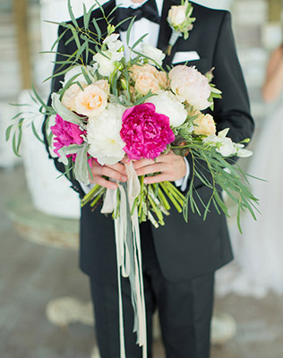 Букет невесты в руках жениха - must have свадебной фотосессии 2015 - The-wedding.ru