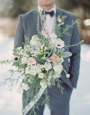 Букет невесты в руках жениха - must have свадебной фотосессии 2015 - The-wedding.ru