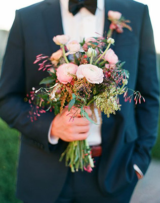 Букет невесты в руках жениха - must have свадебной фотосессии 2015 - The-wedding.ru