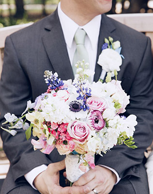 Букет невесты в руках жениха - must have свадебной фотосессии 2015 - The-wedding.ru