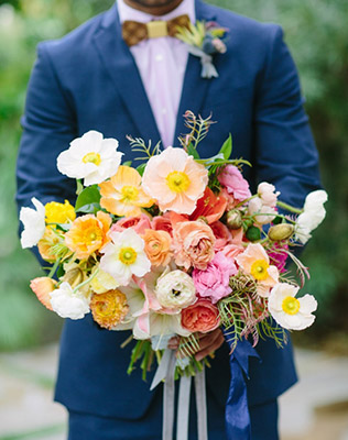 Букет невесты в руках жениха - must have свадебной фотосессии 2015 - The-wedding.ru