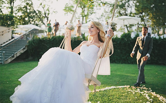 Must have свадебной фотосессии 2015:качели на свадьбе - The-wedding.ru