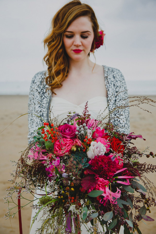 Огромный букет невесты для фотосессии - must have свадебной фотосессии 2015 - The-wedding.ru