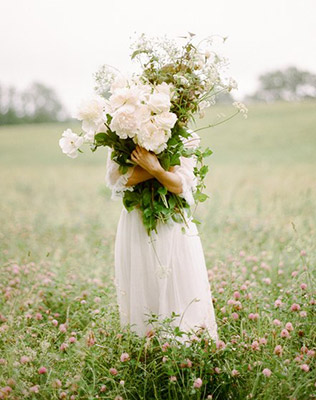 Огромный букет невесты для фотосессии - must have свадебной фотосессии 2015 - The-wedding.ru