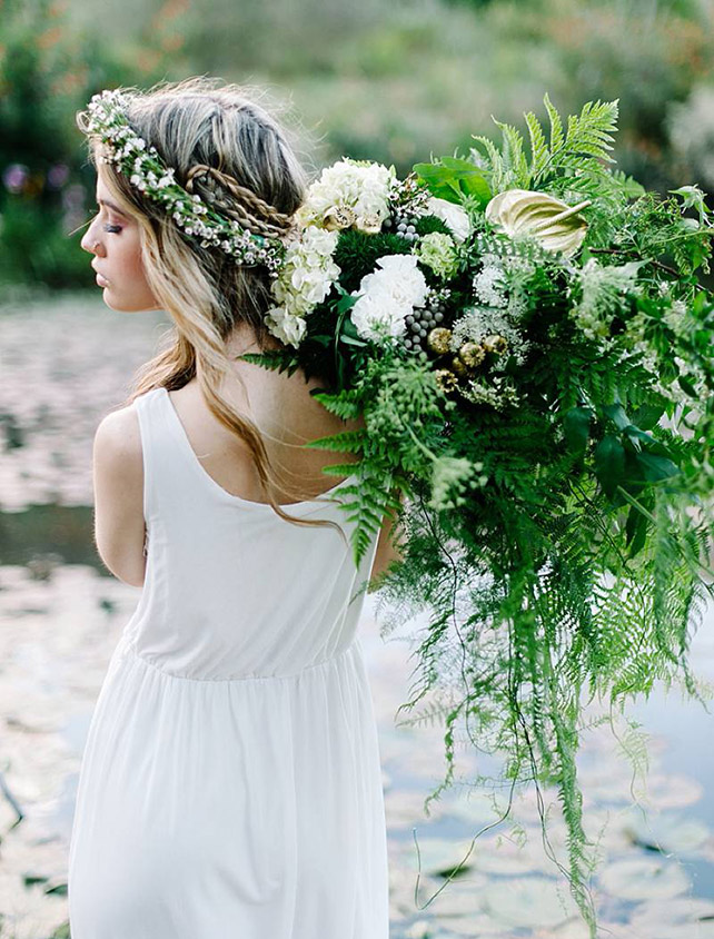 Огромный букет невесты для фотосессии - must have свадебной фотосессии 2015 - The-wedding.ru