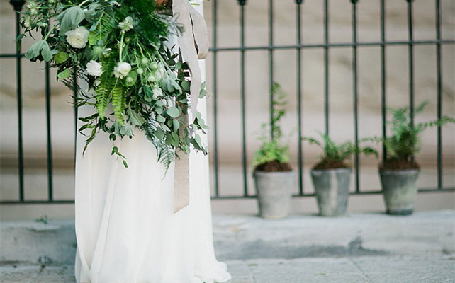 Огромный букет невесты для фотосессии - must have свадебной фотосессии 2015 - The-wedding.ru