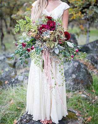 Огромный букет невесты для фотосессии - must have свадебной фотосессии 2015 - The-wedding.ru