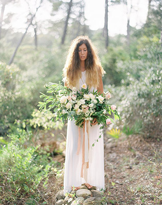 Огромный букет невесты для фотосессии - must have свадебной фотосессии 2015 - The-wedding.ru