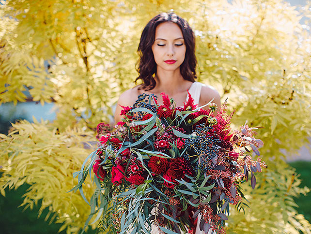 Огромный букет невесты для фотосессии - must have свадебной фотосессии 2015 - The-wedding.ru
