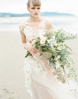 Огромный букет невесты для фотосессии - must have свадебной фотосессии 2015 - The-wedding.ru