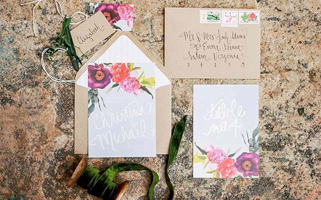 Свадебная полиграфия разложенная аккуратно - must have свадебной фотосессии 2015 - The-wedding.ru