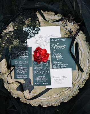 Свадебная полиграфия разложенная аккуратно - must have свадебной фотосессии 2015 - The-wedding.ru