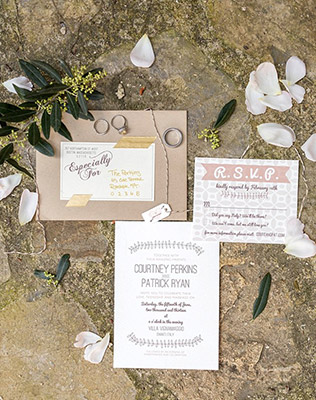 Свадебная полиграфия разложенная аккуратно - must have свадебной фотосессии 2015 - The-wedding.ru