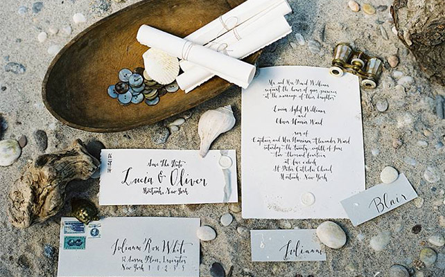 Свадебная полиграфия разложенная аккуратно - must have свадебной фотосессии 2015 - The-wedding.ru