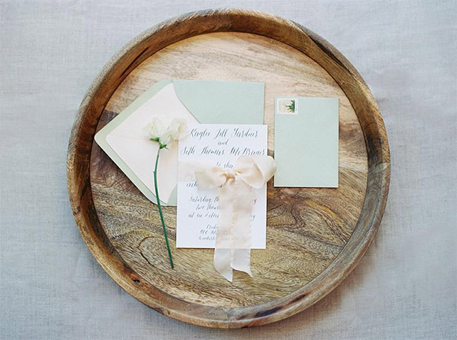 Свадебная полиграфия разложенная аккуратно - must have свадебной фотосессии 2015 - The-wedding.ru