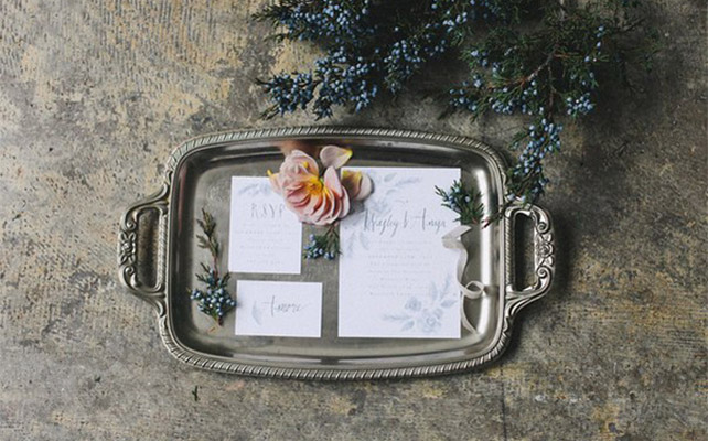 Свадебная полиграфия разложенная аккуратно - must have свадебной фотосессии 2015 - The-wedding.ru