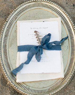 Свадебная полиграфия разложенная аккуратно - must have свадебной фотосессии 2015 - The-wedding.ru