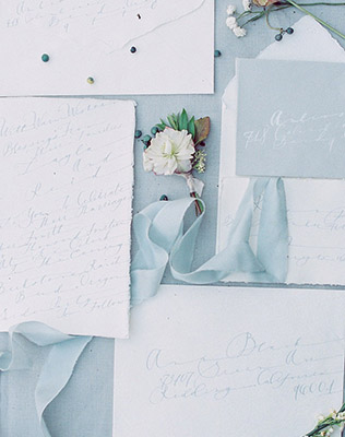 Свадебная полиграфия разложенная аккуратно - must have свадебной фотосессии 2015 - The-wedding.ru