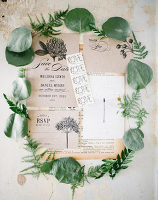 Свадебная полиграфия разложенная аккуратно - must have свадебной фотосессии 2015 - The-wedding.ru