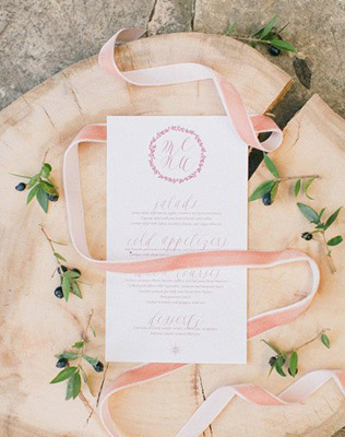 Свадебная полиграфия разложенная аккуратно - must have свадебной фотосессии 2015 - The-wedding.ru