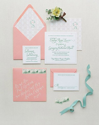 Свадебная полиграфия разложенная аккуратно - must have свадебной фотосессии 2015 - The-wedding.ru