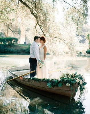 Must have свадебной фотосессии 2015: прогулка на лодке - The-wedding.ru