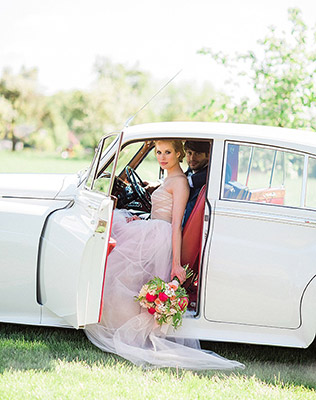 Must have свадебной фотосессии 2015: прогулка на автомобиле - The-wedding.ru