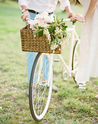 Must have свадебной фотосессии 2015: прогулка на велосипеде - The-wedding.ru