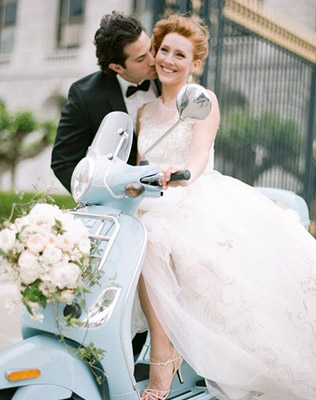 Must have свадебной фотосессии 2015: прогулка на мопеде - The-wedding.ru