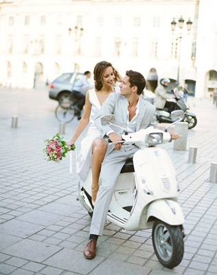 Must have свадебной фотосессии 2015: прогулка на мопеде - The-wedding.ru