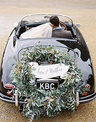 Must have свадебной фотосессии 2015: прогулка на автомобиле декорированном зеленью - The-wedding.ru