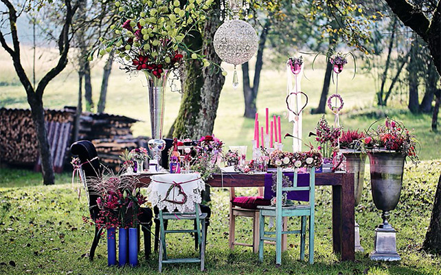 Стол для двоих на фотосессиии в лесу - must have свадебной фотосессии 2015 - The-wedding.ru