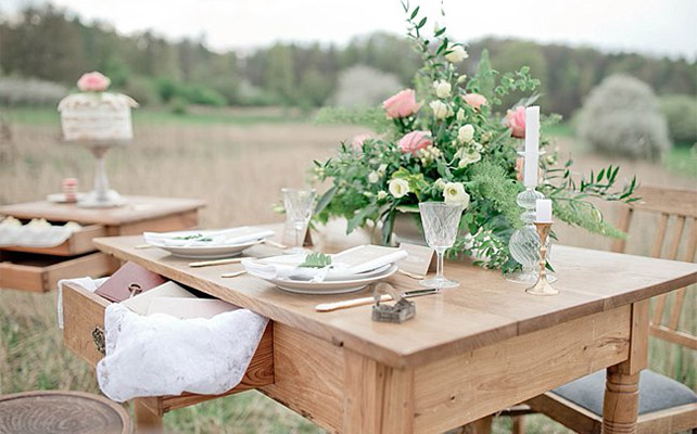 Стол для двоих на фотосессиии - must have свадебной фотосессии 2015 - The-wedding.ru